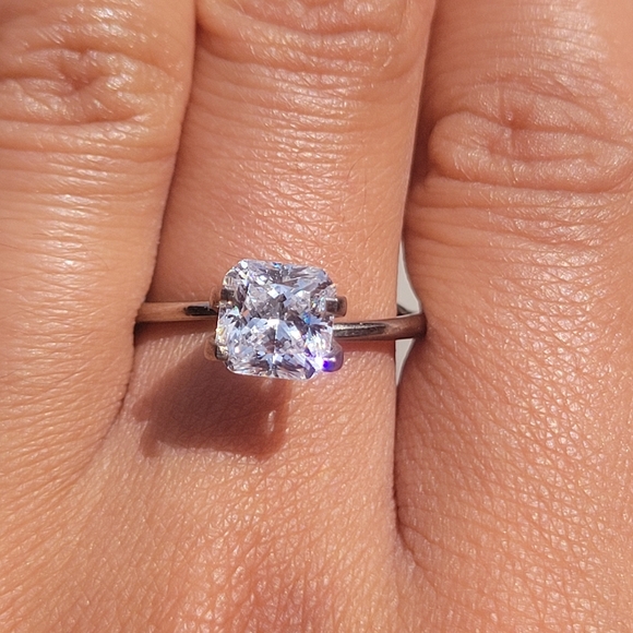 1 Carat Diamond Simulant - Picture 3 of 6